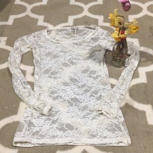 ✨ Adorable lace Kirra blouse ✨